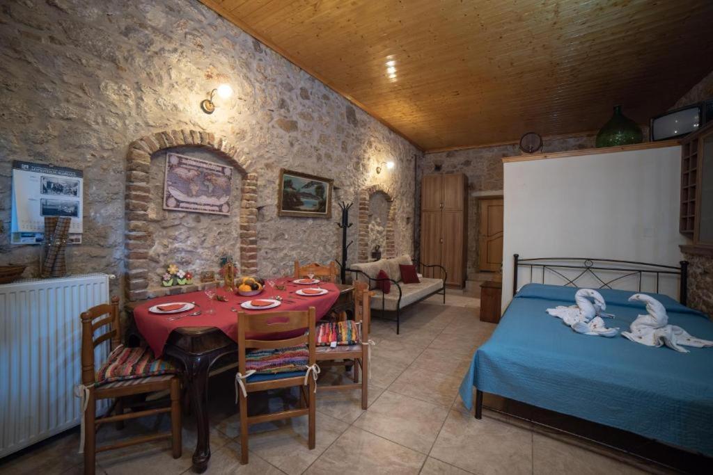 Menecrates Rustic - San Matteo Apartment Ágios Matthaíos Bagian luar foto