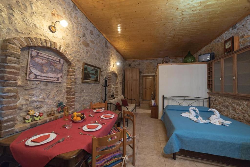 Menecrates Rustic - San Matteo Apartment Ágios Matthaíos Bagian luar foto